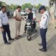 नारनौल में विशेष ट्रैफिक अभियान के दौरान वाहनों की जांच करती पुलिस टीम।