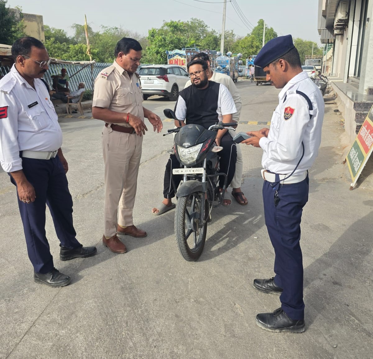नारनौल में विशेष ट्रैफिक अभियान के दौरान वाहनों की जांच करती पुलिस टीम।