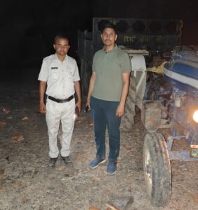 नियामतपुर पहाड़ियों में अवैध खनन के खिलाफ कार्रवाई के दौरान पत्थरों से भरी ट्रैक्टर-ट्रॉलियों के साथ पुलिस और माइनिंग विभाग की टीम।