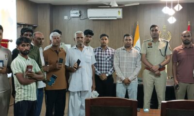 नारनौल पुलिस मुख्यालय में बरामद मोबाइल फोन उनके मालिकों को सौंपते एसपी दीपक।