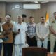 नारनौल पुलिस मुख्यालय में बरामद मोबाइल फोन उनके मालिकों को सौंपते एसपी दीपक।