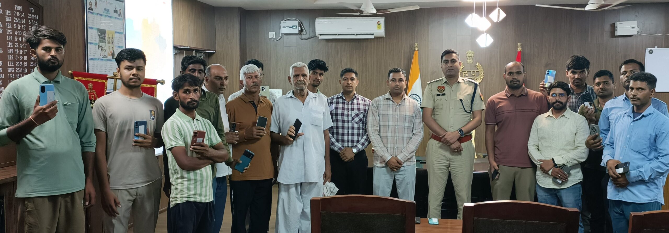 नारनौल पुलिस मुख्यालय में बरामद मोबाइल फोन उनके मालिकों को सौंपते एसपी दीपक।