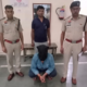नारनौल पुलिस द्वारा गिरफ्तार आरोपी और बरामद युवक के साथ पुलिस टीम।