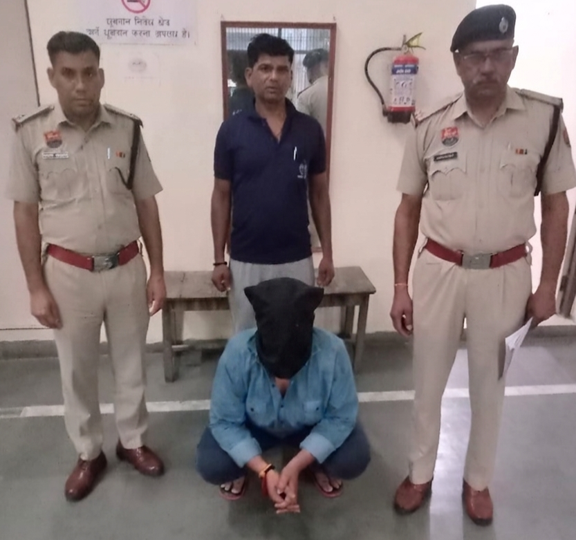 नारनौल पुलिस द्वारा गिरफ्तार आरोपी और बरामद युवक के साथ पुलिस टीम।