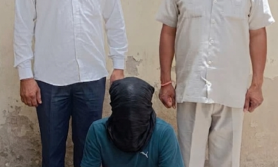 नारनौल में ऑनलाइन सट्टा खिलाने के आरोप में गिरफ्तार आरोपी और पुलिस कार्रवाई।