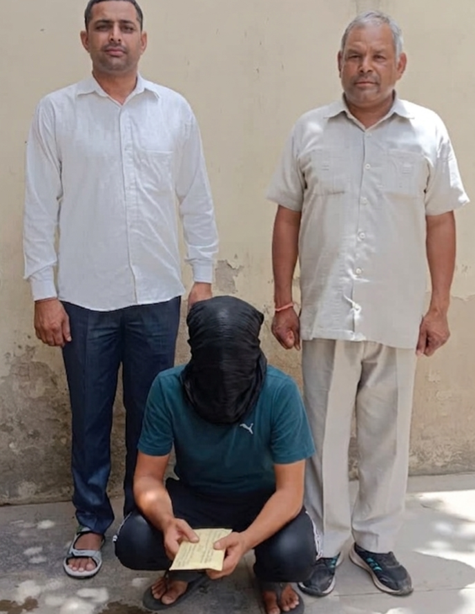 नारनौल में ऑनलाइन सट्टा खिलाने के आरोप में गिरफ्तार आरोपी और पुलिस कार्रवाई।