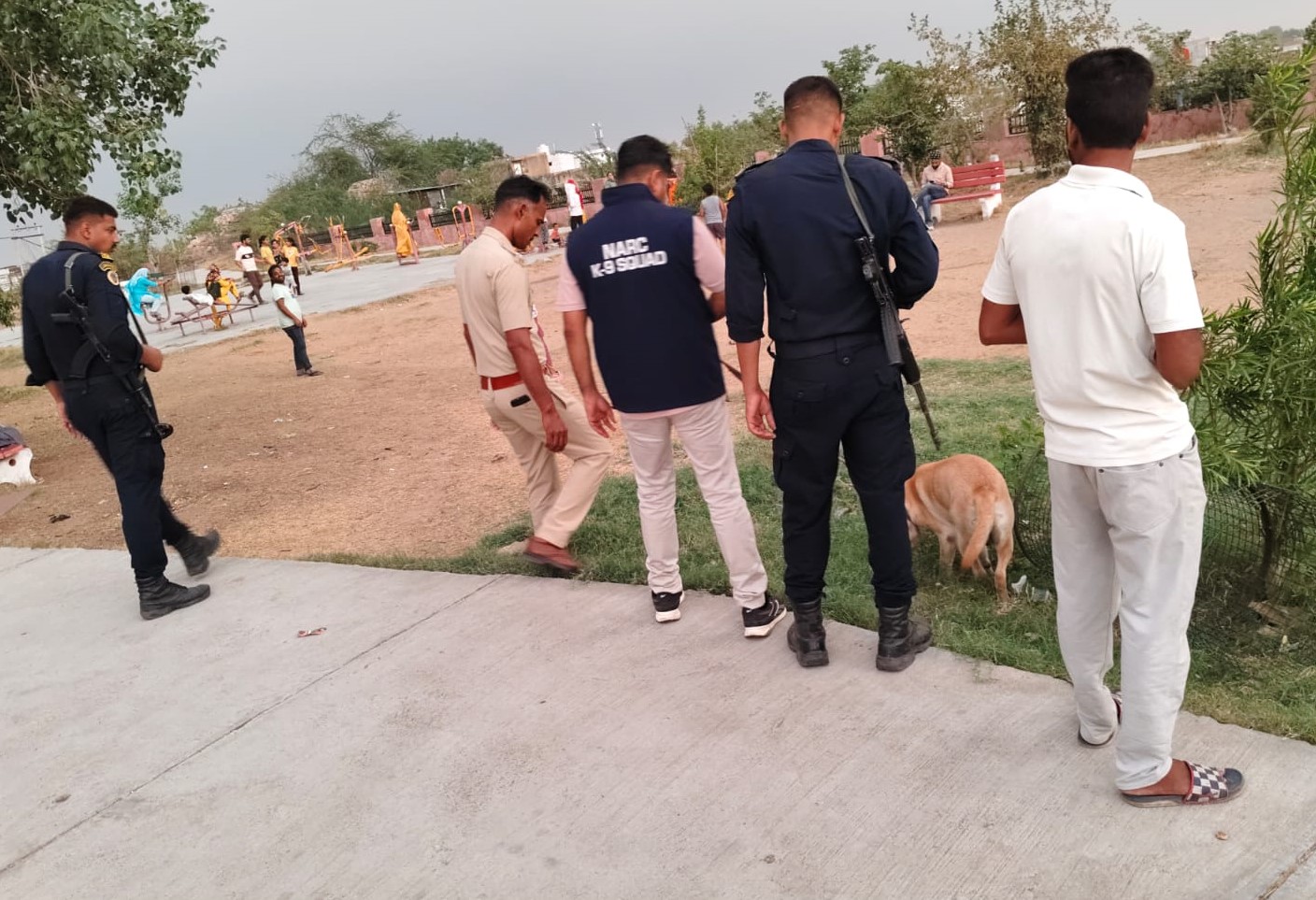 नारनौल में नशे के खिलाफ अभियान के दौरान डॉग स्क्वॉड के साथ जांच करती पुलिस टीम।
