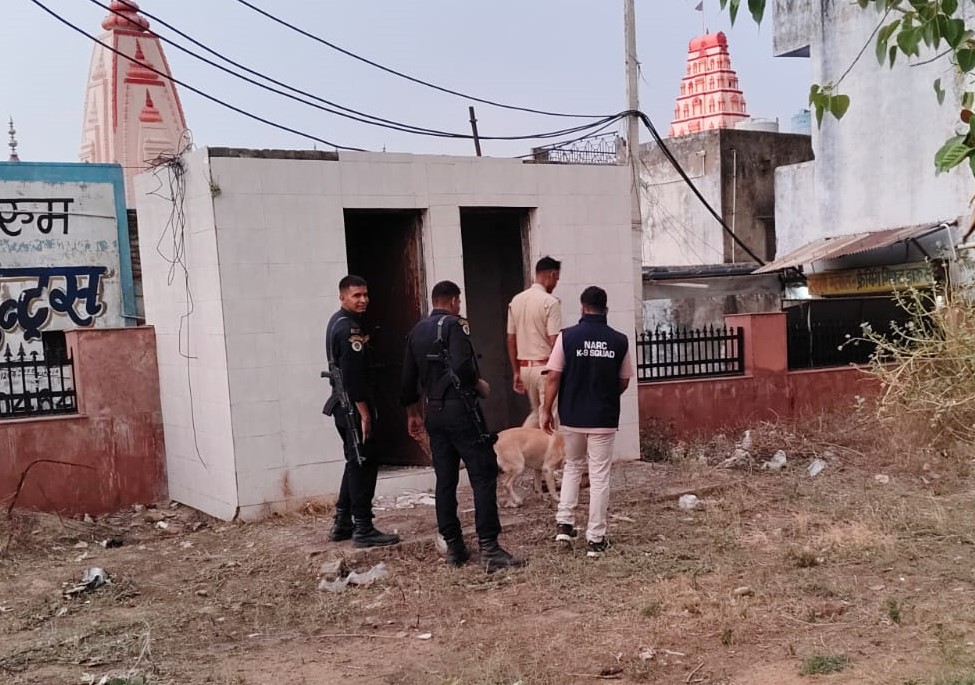डॉग स्क्वॉड की मदद से पार्कों और सार्वजनिक स्थलों पर नशीले पदार्थों की तलाश करती पुलिस टीम।