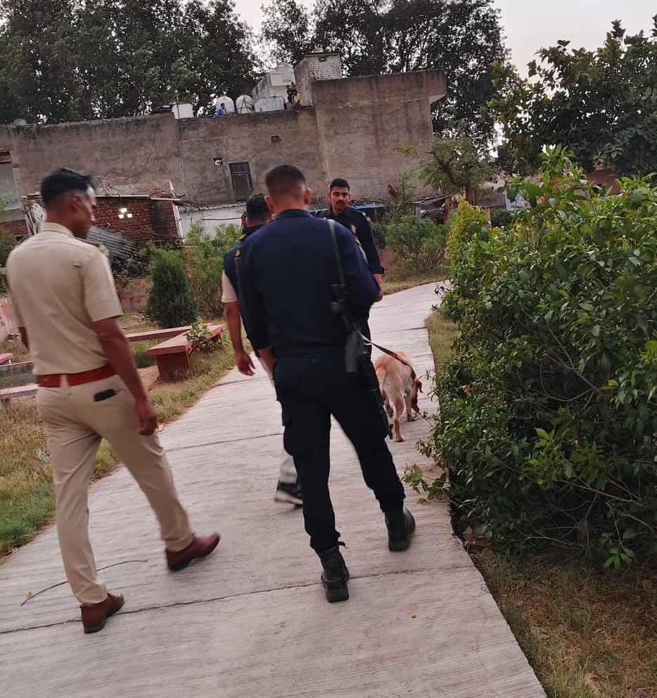 नारनौल में नशे के कारोबार पर शिकंजा कसने के लिए पुलिस ने चलाया विशेष सर्च ऑपरेशन।