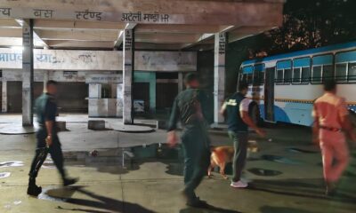 अटेली बस स्टैंड पर कमांडो और डॉग स्क्वॉड के साथ जांच करती पुलिस टीम।