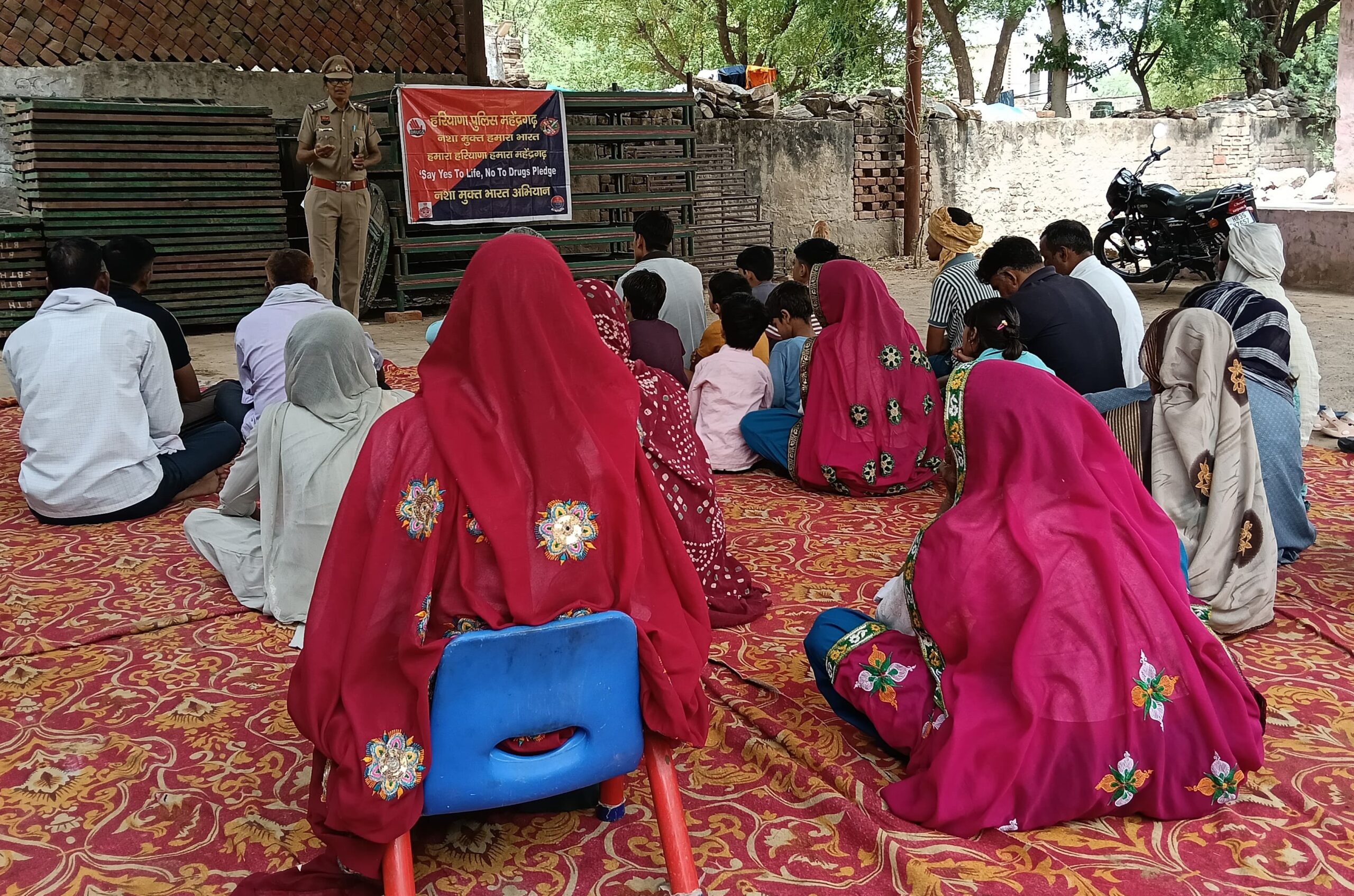 महिला सुरक्षा और नशा मुक्ति विषय पर आयोजित जागरूकता कार्यक्रम में मौजूद ग्रामीण।