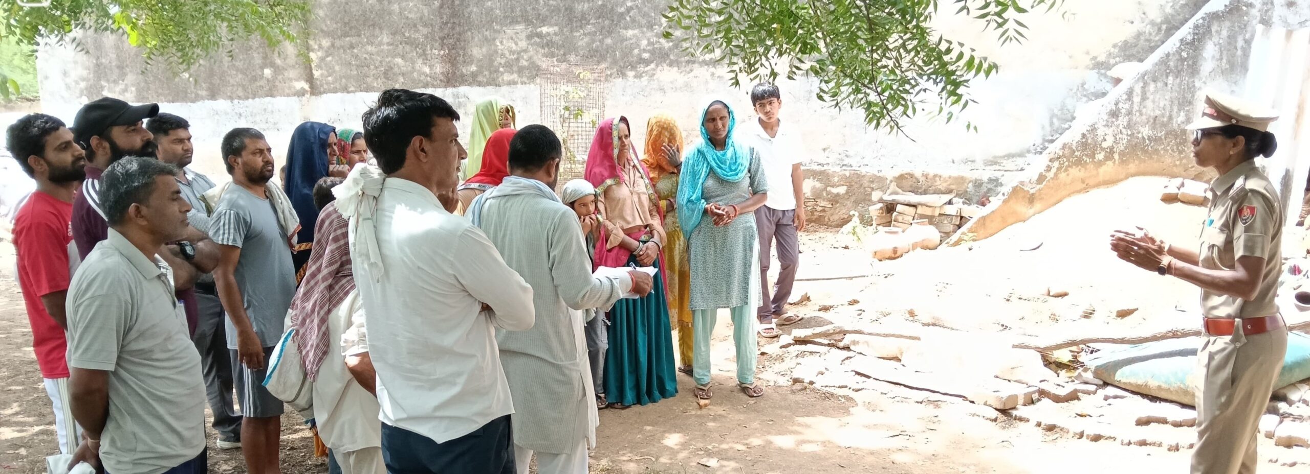 नए आपराधिक कानूनों की जानकारी देते हुए निरीक्षक शारदा और उनकी टीम।