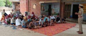 गांव मौसमपुर और बिहारीपुर में ग्रामीणों को नशे के खिलाफ जागरूक करते हुए निरीक्षक शारदा।