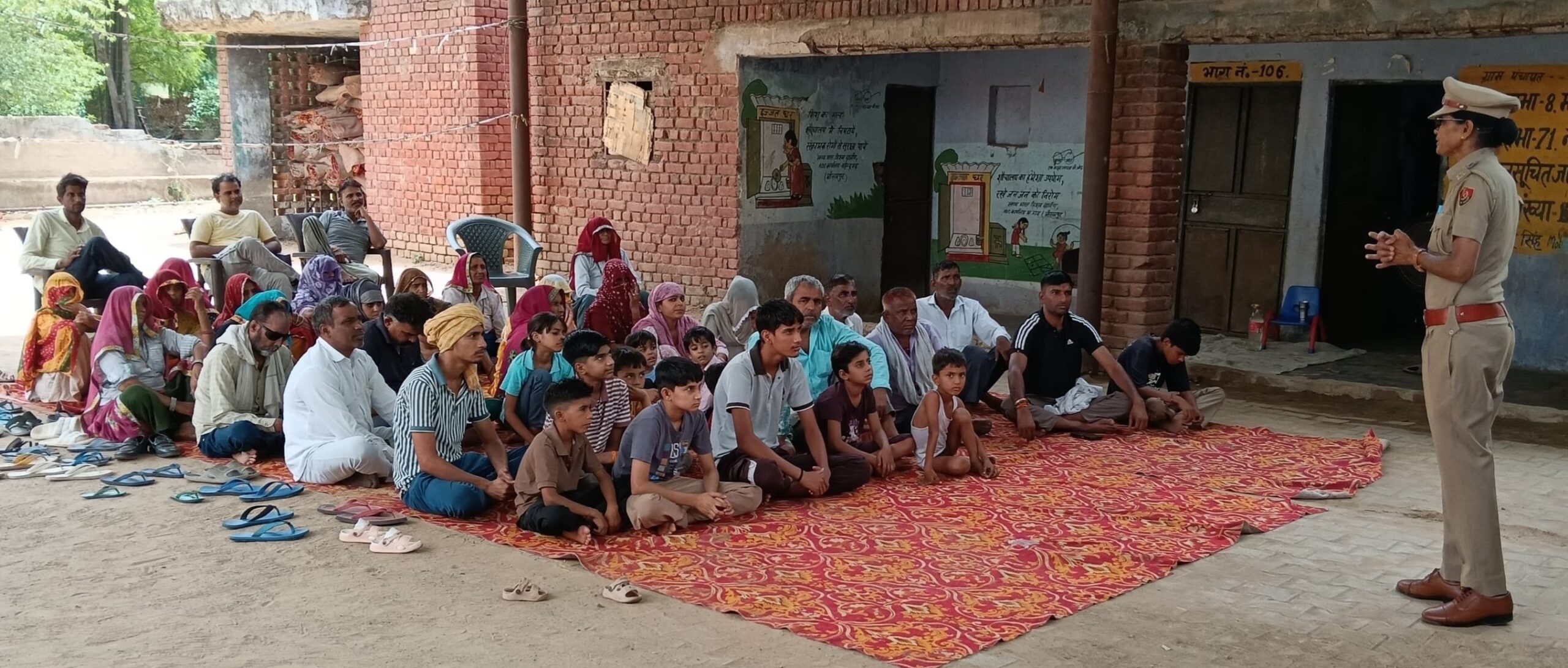 गांव मौसमपुर और बिहारीपुर में ग्रामीणों को नशे के खिलाफ जागरूक करते हुए निरीक्षक शारदा।