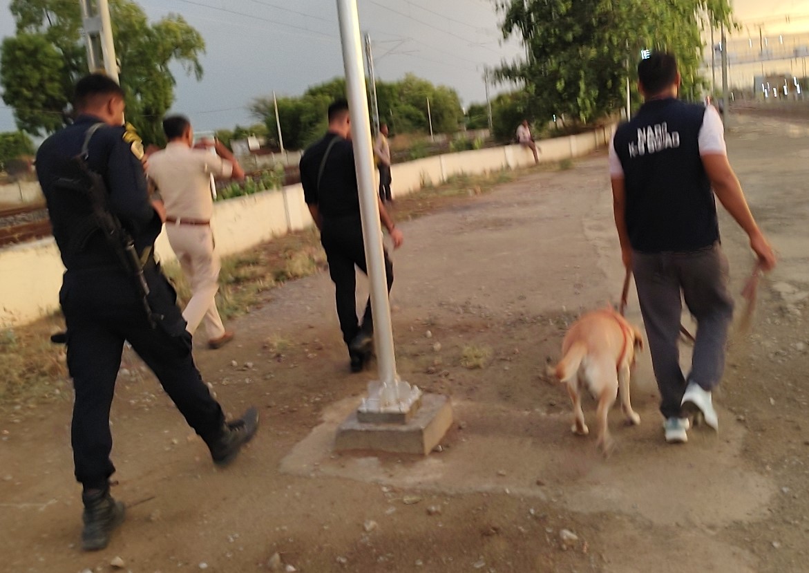 कमांडो फोर्स और पुलिस टीम द्वारा सार्वजनिक स्थानों की गहन जांच।