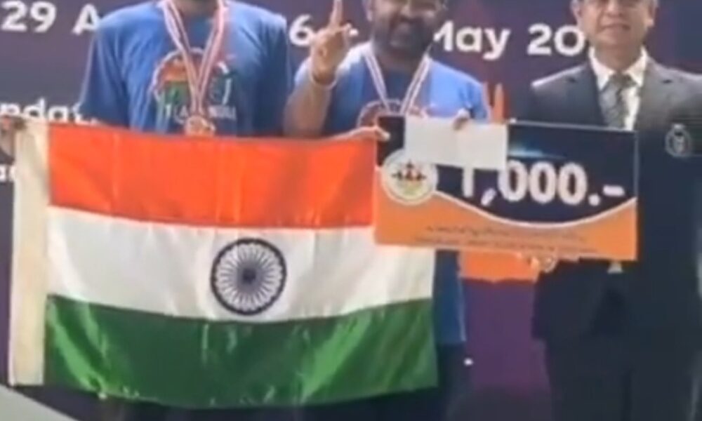 थाइलैंड में पदक जीतने के बाद तिरंगा उठाए हुए फतेहाबाद के गांव सिरढ़ान निवासी सतबीर गिजरोइया।