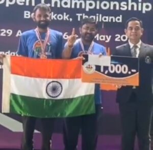 थाइलैंड में पदक जीतने के बाद तिरंगा उठाए हुए फतेहाबाद के गांव सिरढ़ान निवासी सतबीर गिजरोइया।