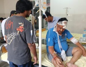 घायल संजीव कुमार का उपचार करते हुए स्वास्थ्य कर्मचारी।