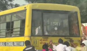 फतेहाबाद में खराब स्कूल बस को धक्का लगाते स्कूली बच्चे।