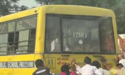 फतेहाबाद में खराब स्कूल बस को धक्का लगाते स्कूली बच्चे।
