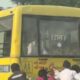 फतेहाबाद में खराब स्कूल बस को धक्का लगाते स्कूली बच्चे।