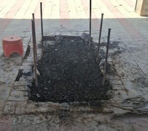 रतिया के श्मशान घाट में महिला की चिता जलने के बाद बची राख की तस्वीर