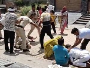 ग्रीन पार्क कॉलोनी में पुलिस की मौजूदगी में भिड़ते दोनों पक्षों के लोग।