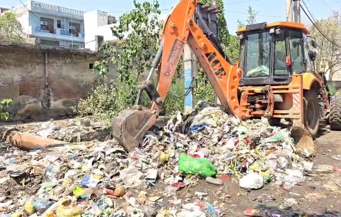 पलवल शहर में जगह-जगह लगे कूड़े के ढेर, सफाई व्यवस्था पूरी तरह चरमराई।