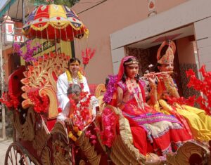 वृंदावन से आए कथा व्यास घोड़ा बग्गी में राधा-कृष्ण झांकी के साथ यात्रा में शामिल।