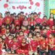 रैड-डे कार्यक्रम में लाल रंग के परिधानों में सजे बचपन प्ले स्कूल के बच्चे और अध्यापिकाएं।