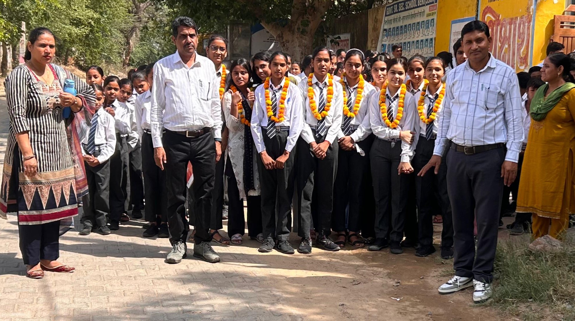 जीएसएसएस बेरी के होनहार विद्यार्थियों का समूह, बोर्ड परीक्षा में शानदार प्रदर्शन के बाद।
