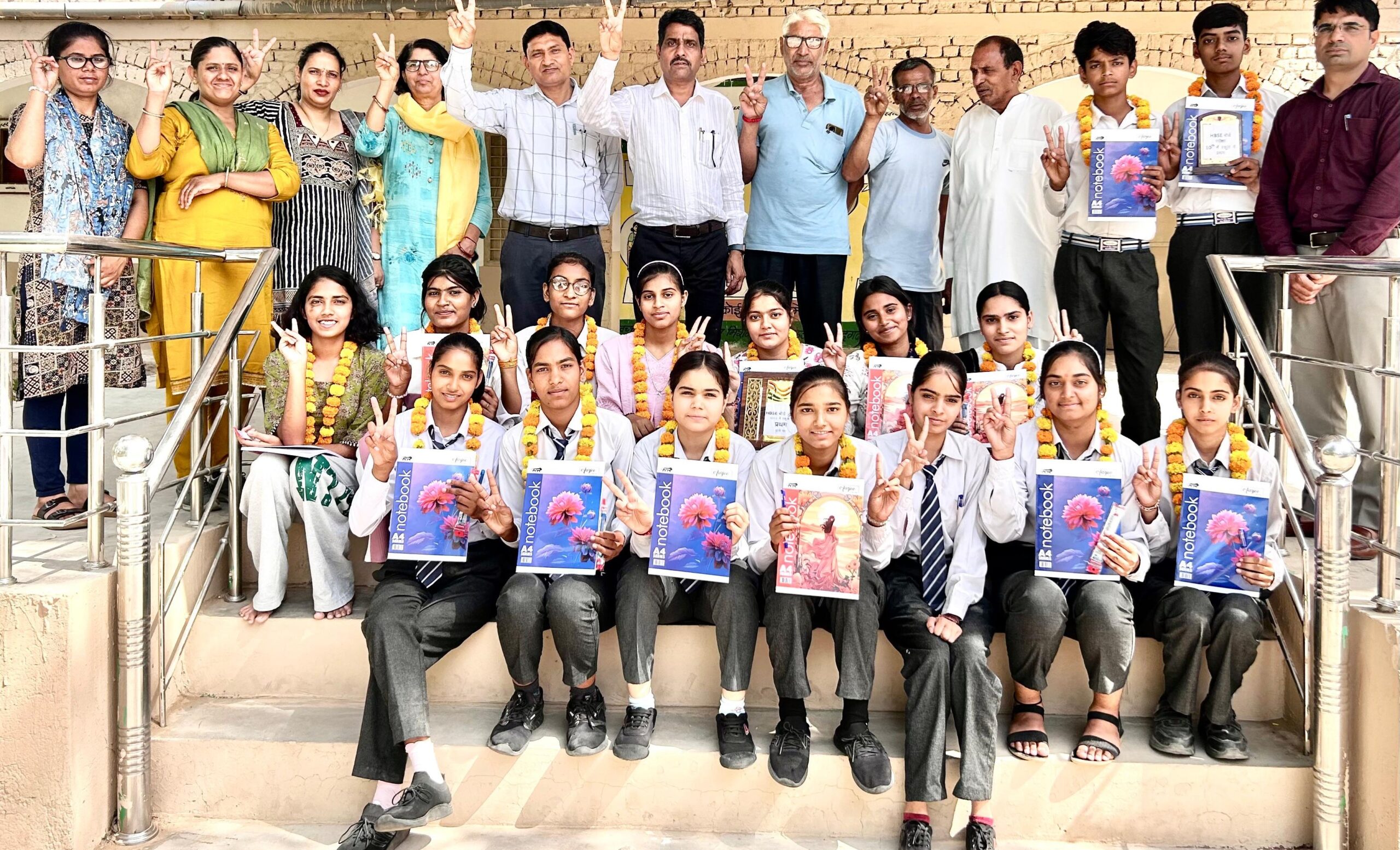 मेरिट सूची में स्थान पाने वाले छात्र-छात्राओं के साथ जीएसएसएस बेरी का स्टाफ।