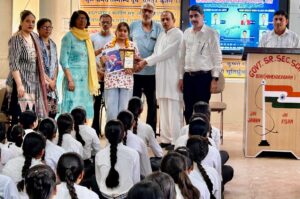 जीएसएसएस बेरी के टॉपर विद्यार्थियों को सम्मानित करते प्राचार्य और स्टाफ।