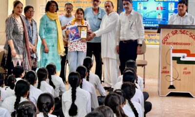 जीएसएसएस बेरी के टॉपर विद्यार्थियों को सम्मानित करते प्राचार्य और स्टाफ।
