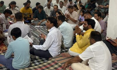बालाजी मंदिर में स्वर्गीय दिनकर बोहरा की प्रथम पुण्यतिथि पर आयोजित सुंदरकांड पाठ में शामिल श्रद्धालु।