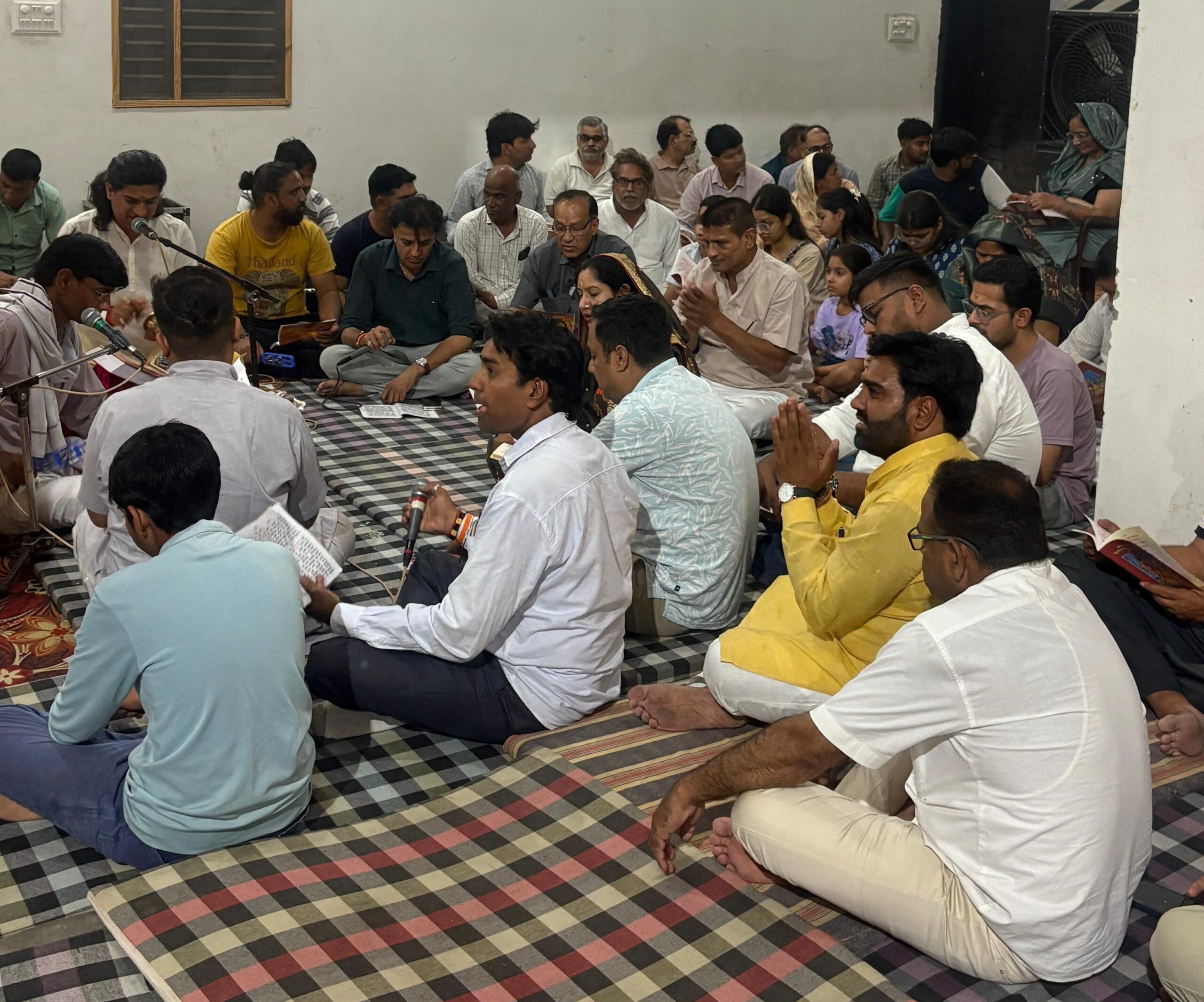 बालाजी मंदिर में स्वर्गीय दिनकर बोहरा की प्रथम पुण्यतिथि पर आयोजित सुंदरकांड पाठ में शामिल श्रद्धालु।