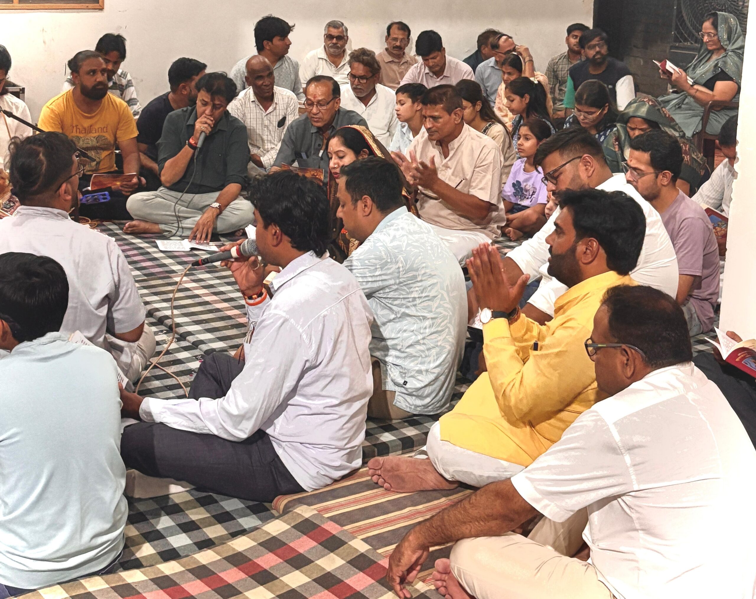 बालाजी मंदिर में स्वर्गीय दिनकर बोहरा की प्रथम पुण्यतिथि पर आयोजित सुंदरकांड पाठ में श्रद्धालु भक्ति भाव से सहभागी होते हुए।