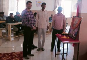 कॉलेज में कार्यक्रम के दौरान देवी सरस्वती की प्रतिमा के समक्ष दीप प्रज्वलित करते शिक्षक।