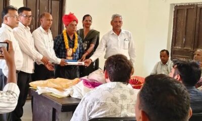 कांटी स्कूल में सम्मान समारोह के दौरान शिक्षक को स्मृति चिन्ह भेंट करते हुए स्टाफ