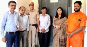 निरीक्षण के दौरान सुरक्षा प्रोटोकॉल की जानकारी लेते हुए उपायुक्त और टीम।