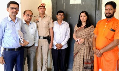 निरीक्षण के दौरान सुरक्षा प्रोटोकॉल की जानकारी लेते हुए उपायुक्त और टीम।