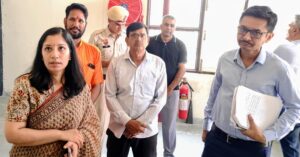 वेयरहाउस का निरीक्षण करती डीसी अनुपमा अंजली।