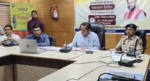 समाधान शिविर की शिकायतों की समीक्षा बैठक में अधिकारियों के साथ चर्चा करते एडीसी तरुण पावरिया।