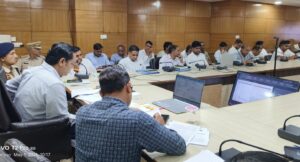 अधिकारियों की बैठक लेते एडीसी तरुण पावरिया।