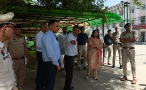 परीक्षा केंद्रों पर व्यवस्थाएं परखते हुए अधिकारी और पुलिस टीम।