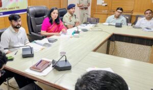 जिला टास्क फोर्स बैठक में जीरो टॉलरेंस नीति पर जोर देते प्रशासनिक अधिकारी