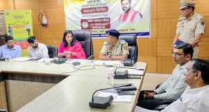 अवैध खनन पर सख्ती को लेकर अधिकारियों के साथ बैठक करतीं डीसी अनुपमा अंजली