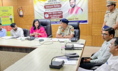 अवैध खनन पर सख्ती को लेकर अधिकारियों के साथ बैठक करतीं डीसी अनुपमा अंजली