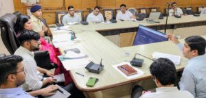 लघु सचिवालय में अवैध खनन रोकने के लिए रणनीति बनाते अधिकारी