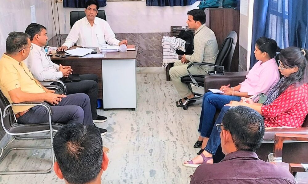 चुनाव अधिकारियों की बैठक लेते एसडीएम डॉ जितेंद्र सिंह।